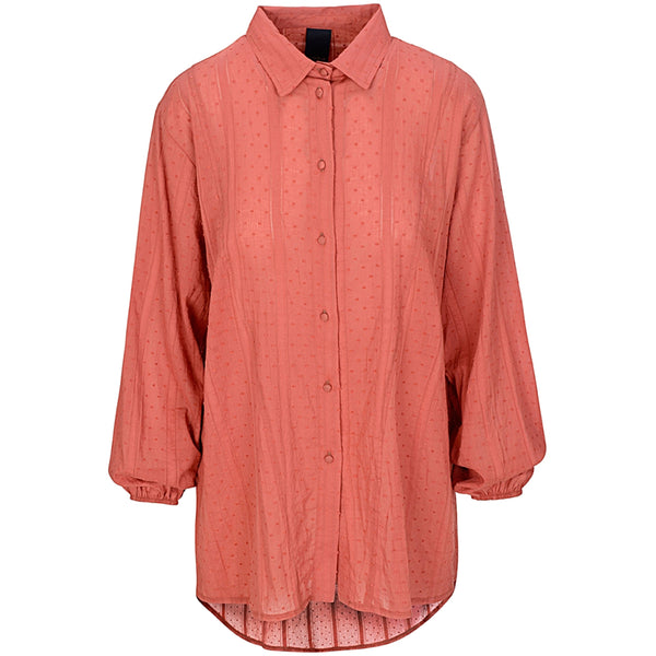 Smuk gennemknappet bluse med alm skjortekrave og lange ærmer den er længere bagtil end fortil set forfra
