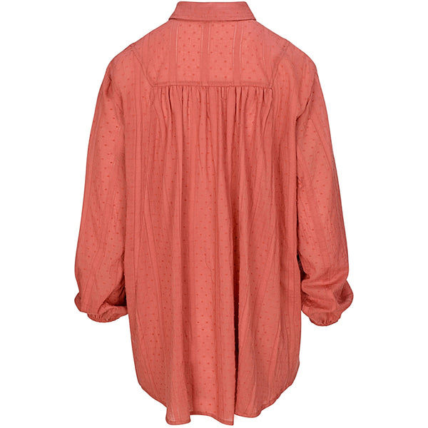 Smuk gennemknappet bluse med alm skjortekrave og lange ærmer den er længere bagtil end fortil set bagfra