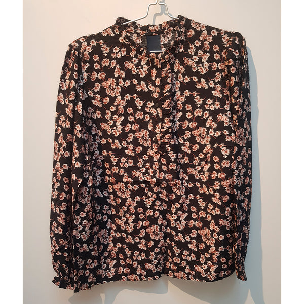 sort bluse med røde blomster og lange ærmer set forfra