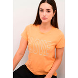 Orange t-shirt med rund hals og korte ærmer og teksten love henover brystet set forfra på kaffe model