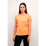 Orange t-shirt med rund hals og korte ærmer og teksten love henover brystet set forfra på kaffe model