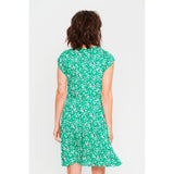 Grøn kjole med korte ærmer og overskæring i taljen printet er småblomstret set bagfra på model