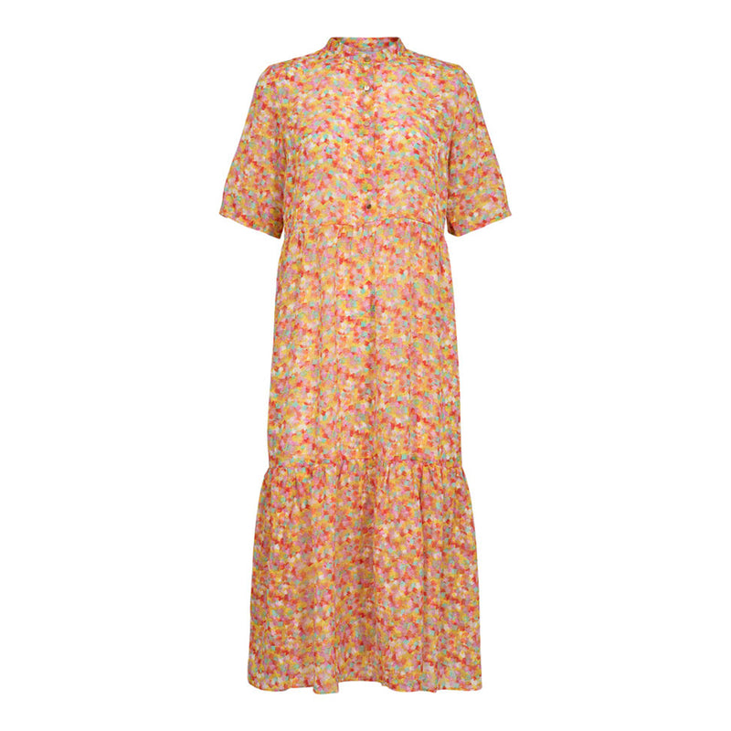 Lang kjole med print i orange blå og orange den har overskæringer og stolpe og korte ærmer set forfra