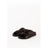 Sort sandal fra Bukela med 2 remme overdækket med sorte blomster det er en flad sandal set forfra som par