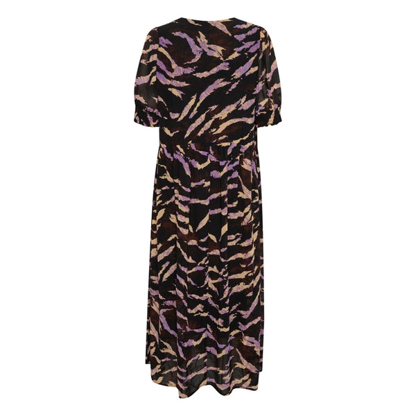 Maxi kjole fra Kaffe med v udskæring og overskæring i taljen den har korte ærmer sort bundfarve og et grafisk print i lilla og brune nuancer set bagfra