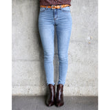 lyseblå jeans med lommer og knap og lynlås og by asbæk model