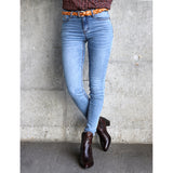 lyseblå jeans med lommer og knap og lynlås og by asbæk model