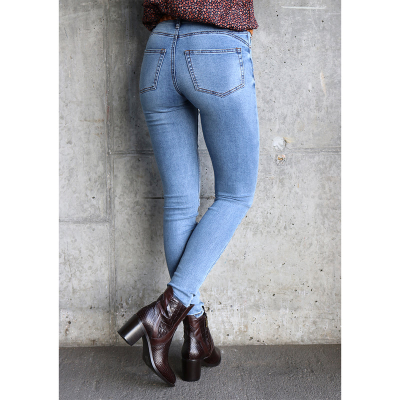 lyseblå jeans med lommer og by asbæk model