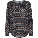 Skøn blød bluse fra Prepair med et fint zig zag mønter i beige og grå nuancer den har rund hals lange ærmer og er længere bagtil en fortil set forfra