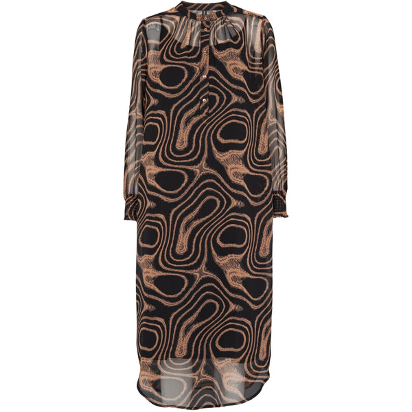 Smuk kjole fra Prepair med et flot grafisk print i brun den har stolpe fortil og knapper den har lange ærmer som afsluttes med smock set forfra