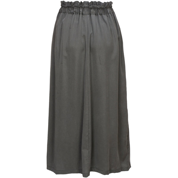 lang mørkegrå nederdel med lommer snørre og elastik i livet set bagfra