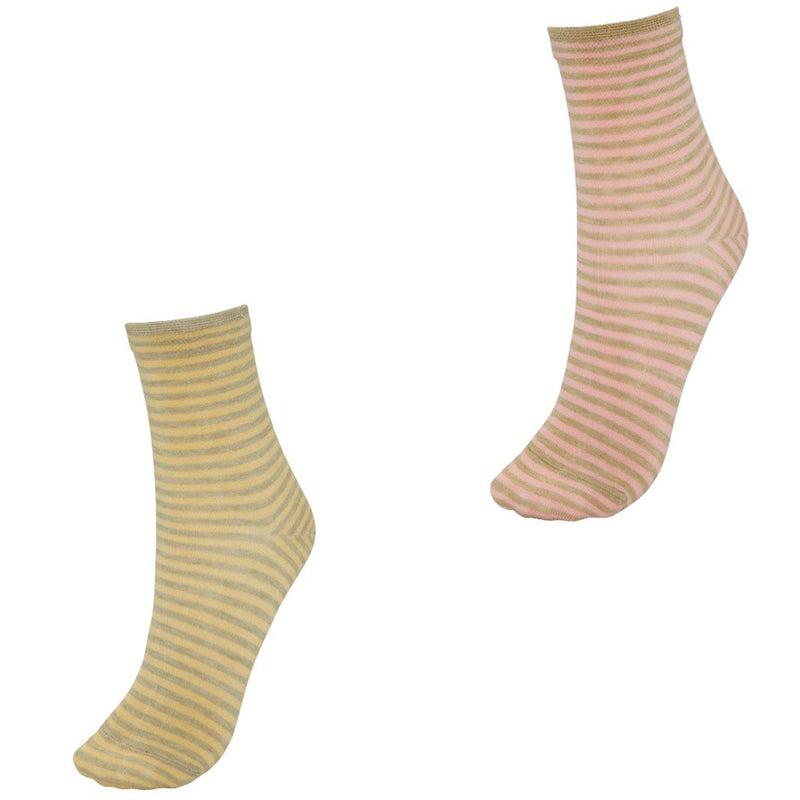 to par strømper den ene gul med khaki farvet stribe og den anden rosa med khaki farvet stribe