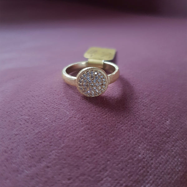fingerring i guld med hvide zirkoner 