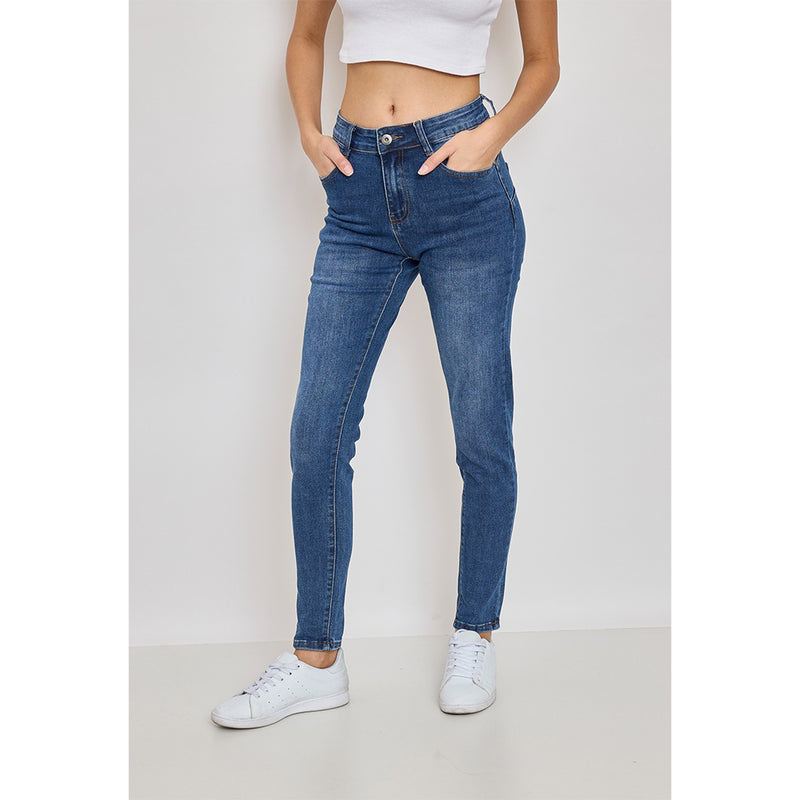 Tætsiddende push up jeans med knap og lynlås og push up set forfra på By Asbæk model
