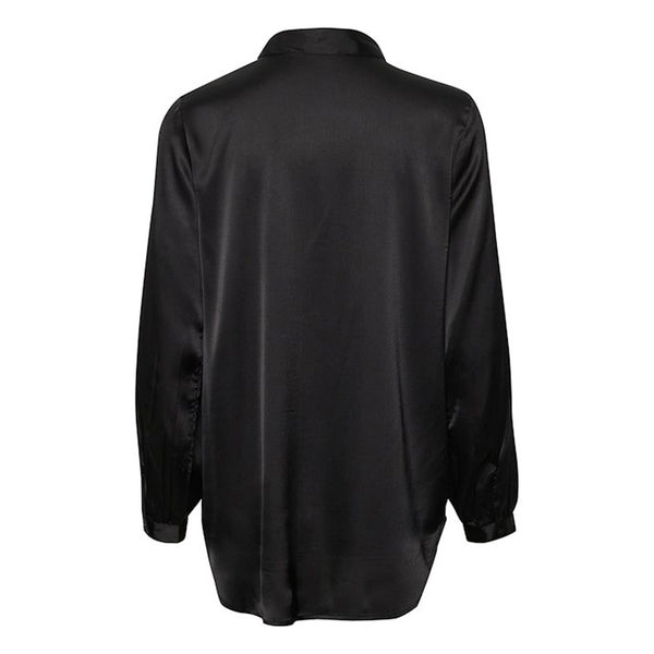 Skøn sort skjorte i en silke satin ligende kvalitet den er gennemknappet har almindelig skjortekrave og lange ærmer med fast manchet set bagfra