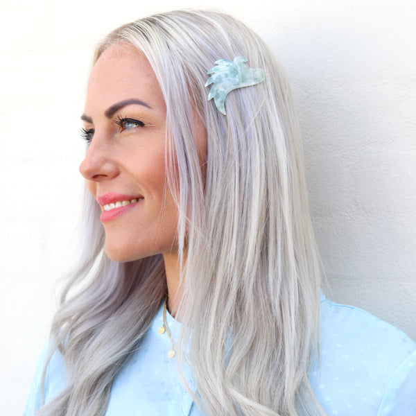 retro hårspænde dust mint i håret på en blond pige