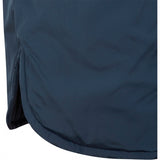 Fin vendbar blå jakke fra Soft Rebels med lyseblås kantbånd ned langs lynlås og rundt om de store udvendige lommer den har ribkant ved ærmerne set close-up på slidsen