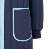 Fin vendbar blå jakke fra Soft Rebels med lyseblås kantbånd ned langs lynlås og rundt om de store udvendige lommer den har ribkant ved ærmerne set som close-up på lommen