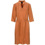 Meget flot brun kjole fra one two luxzuz med flettet bindebånd og trekvartærmer set forfra 
