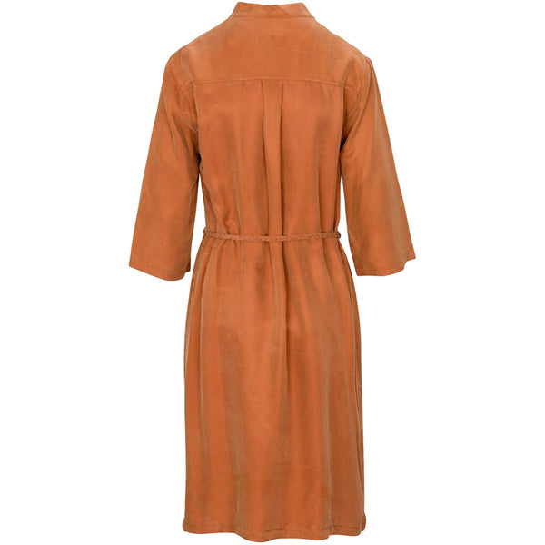 Meget flot brun kjole fra one two luxzuz med flettet bindebånd og trekvartærmer set bagfra