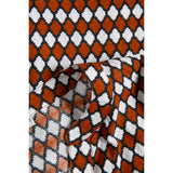 Skjorte fra Kaffe med rudemønster i hvid og orange den har v-udskæring og lange ærmer set som clouse-up af kraven