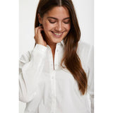 Klassisk hvid gennemknappet skjorte fra Kaffe med klassisk skjortekrave lange ærmer med manchet og knap set close up med model