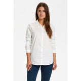 Klassisk hvid gennemknappet skjorte fra Kaffe med klassisk skjortekrave lange ærmer med manchet og knap set forfra på model