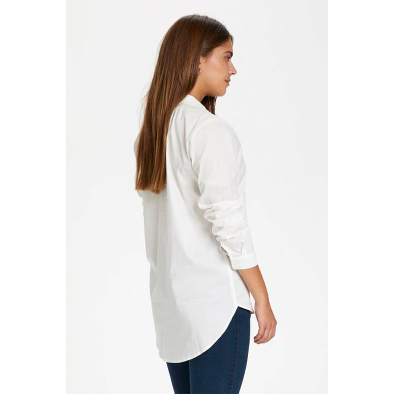Klassisk hvid gennemknappet skjorte fra Kaffe med klassisk skjortekrave lange ærmer med manchet og knap set fra siden med model