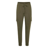 army grønne bukser med elastik og snøre i livet og lommer i siden af benene set forfra