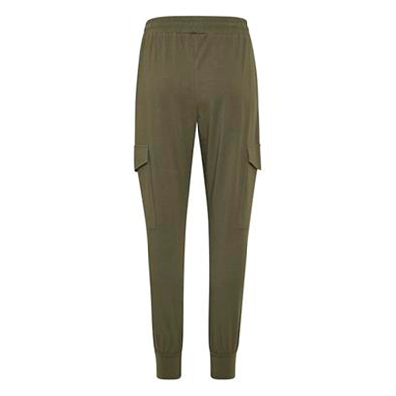 army grønne bukser med elastik og snøre i livet og lommer i siden af benene set bagfra