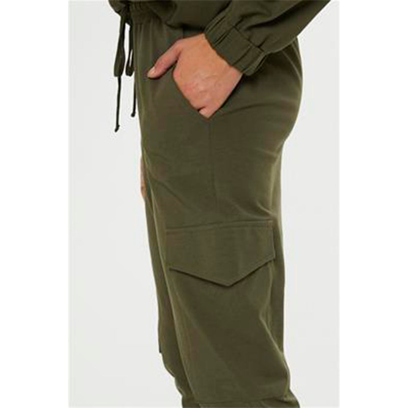 army grønne bukser med skrålomme og lomme i siden på benet og snøre og elastik i livet set fra siden