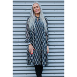 kjole med lange ærmer og skød i chiffon med bølge print I sort hvid og blå på by Asbæk model