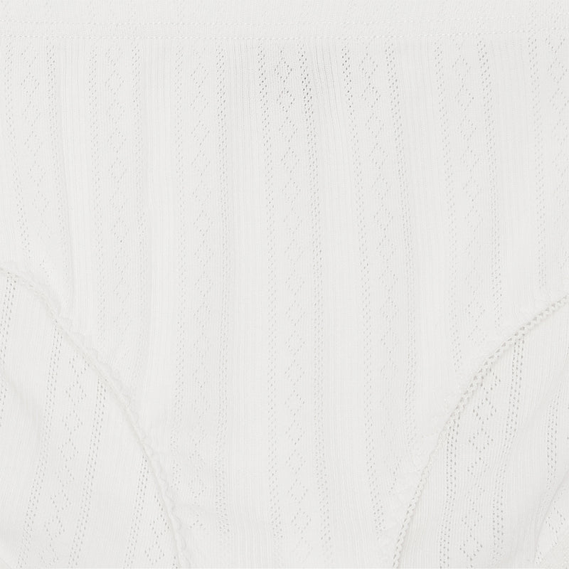 Søde hvide trusser med hulmønster og lille fint kantbånd set helt tæt på mønster og kantbånd