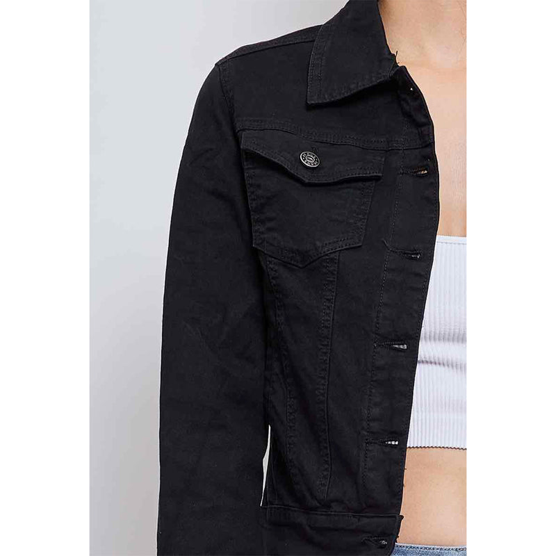 Klassisk sort denim jakke med knapper og lomemr set forfra tæt på knap