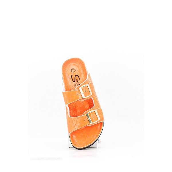 Orange slippers med to remme og spænder i guld de lavet i et flet materiale og er virkelig dejlig bløde set forfra