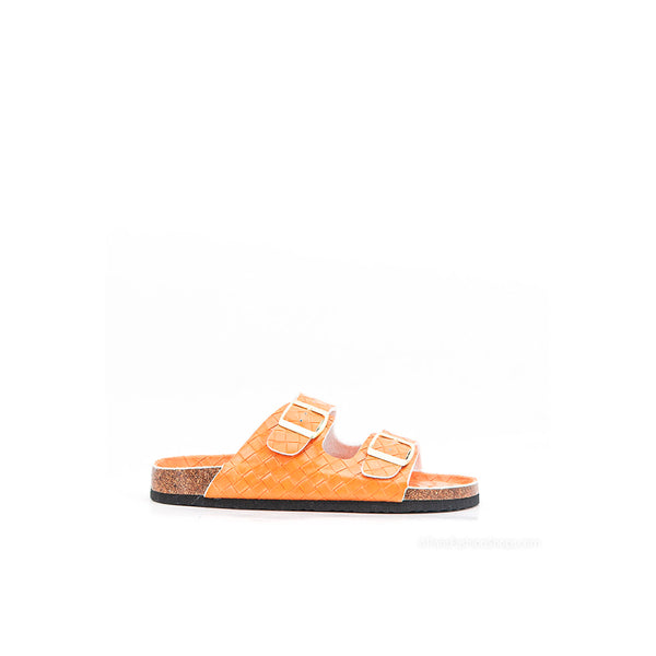 Orange slippers med to remme og spænder i guld de lavet i et flet materiale og er virkelig dejlig bløde set fra siden
