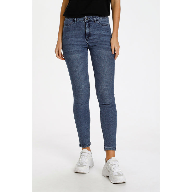 Model i Jeans med smalle ben og høj talje i medium blå
