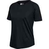 Sort trænings t-shirt fra rund hals korte ærmer og Hummel tekst og logo over bryst set forfra