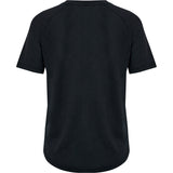 Sort trænings t-shirt fra rund hals korte ærmer og Hummel tekst og logo over bryst set bagfra hvor man også kan se at den runder forneden