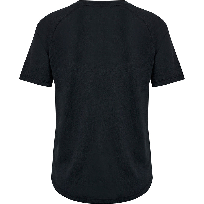 Sort trænings t-shirt fra rund hals korte ærmer og Hummel tekst og logo over bryst set bagfra hvor man også kan se at den runder forneden