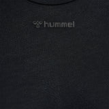 Sort trænings t-shirt fra rund hals korte ærmer og Hummel tekst og logo over bryst set tæt på Hummel tekst og logo