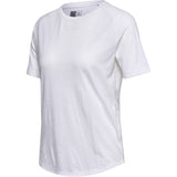 Hvid trænings t-shirt fra Hummel med rund hals korte ærmer og tekst og logo over bryst set forfra