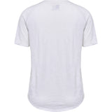 Hvid trænings t-shirt fra Hummel med rund hals korte ærmer og tekst og logo over bryst set bagfra hvor man også kan se at den runder forneden 