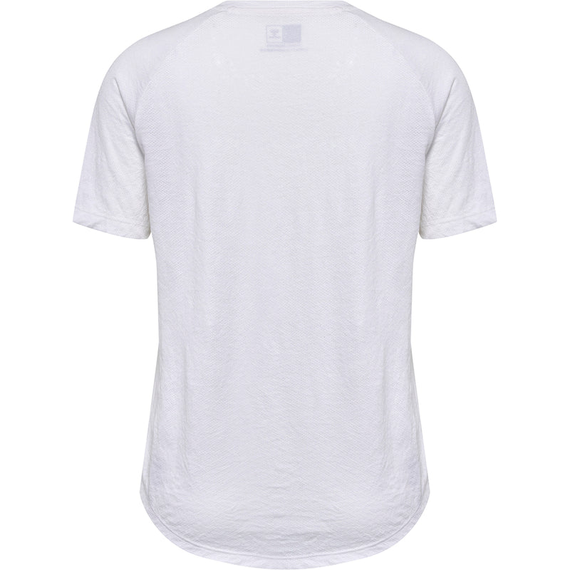 Hvid trænings t-shirt fra Hummel med rund hals korte ærmer og tekst og logo over bryst set bagfra hvor man også kan se at den runder forneden 