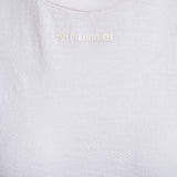 Hvid trænings t-shirt fra Hummel med rund hals korte ærmer og tekst og logo over bryst set tæt på tekst og logo