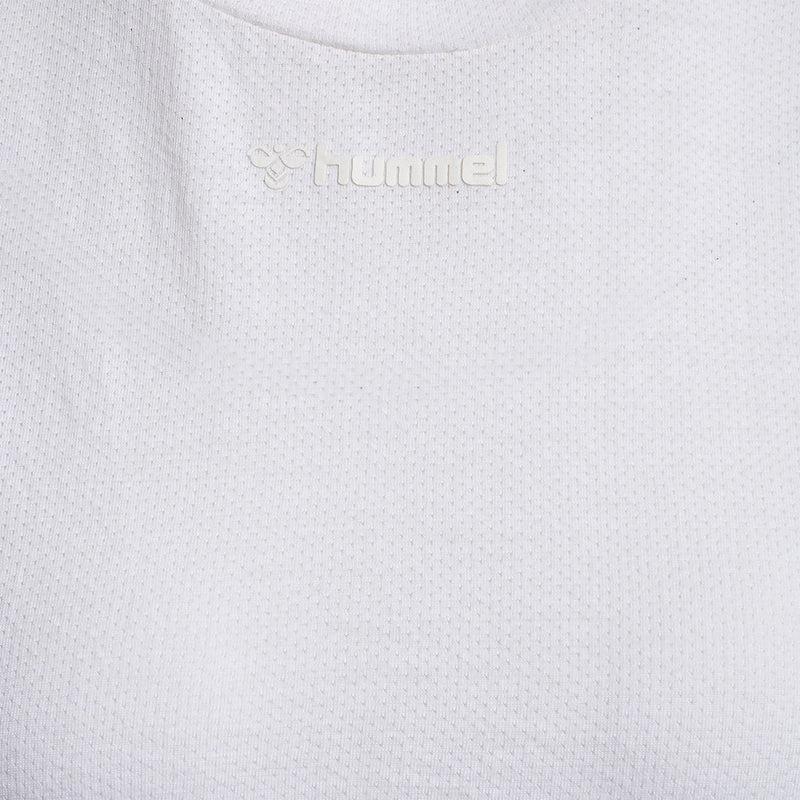 Hvid trænings t-shirt fra Hummel med rund hals korte ærmer og tekst og logo over bryst set tæt på tekst og logo