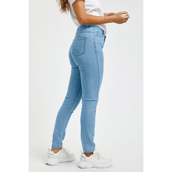 Lyse tætsiddende denim jeans med model