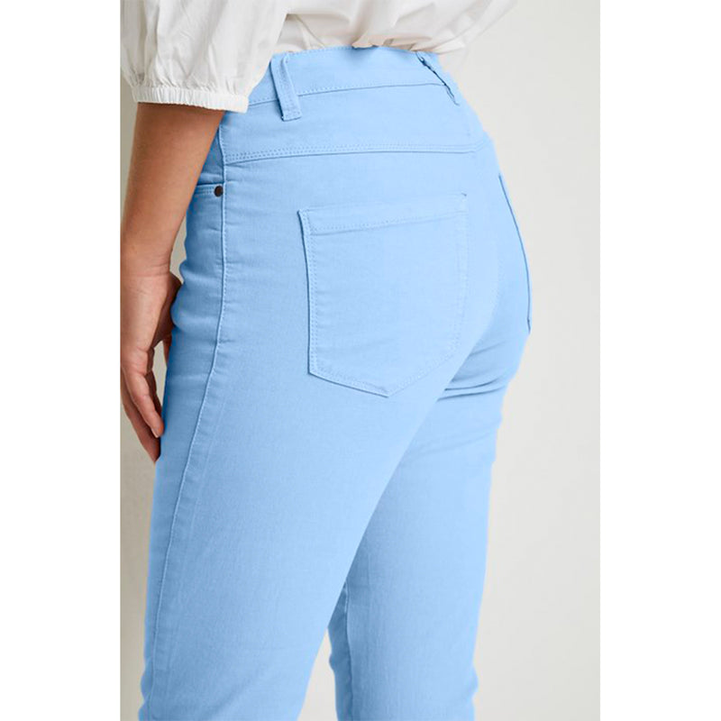 Klassisk 7/8 jeans i lyseblå med knap og lynlås fra siden på model