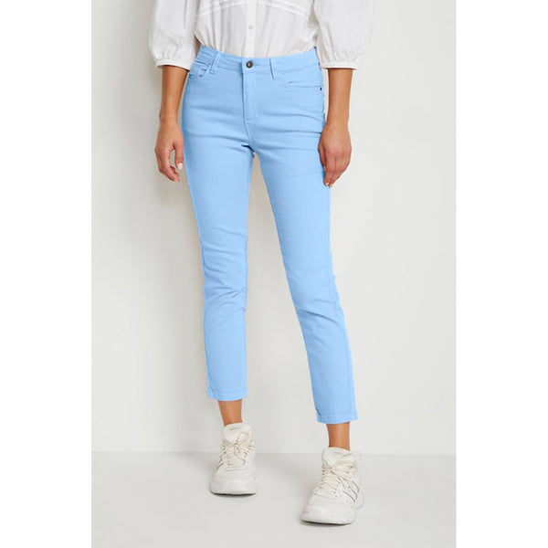 Klassisk 7/8 jeans i lyseblå med knap og lynlås forfra