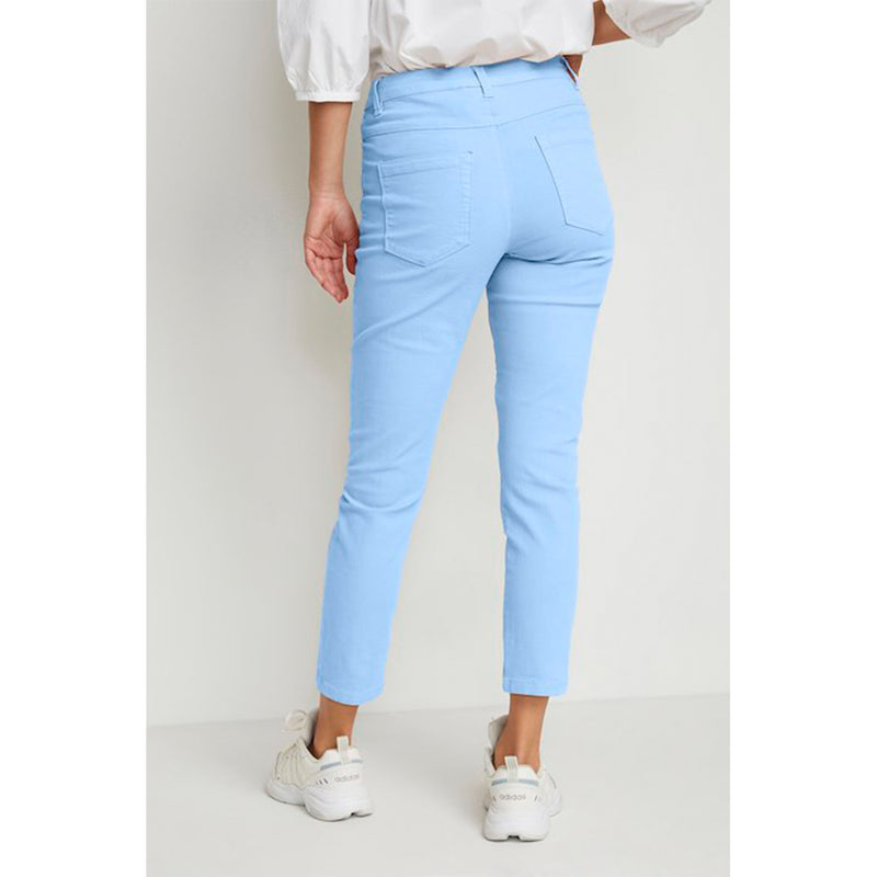 Klassisk 7/8 jeans i lyseblå med knap og lynlås set bagfra på model